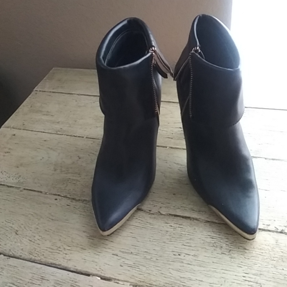 Black bootie heels Forever 21 Excellent condition